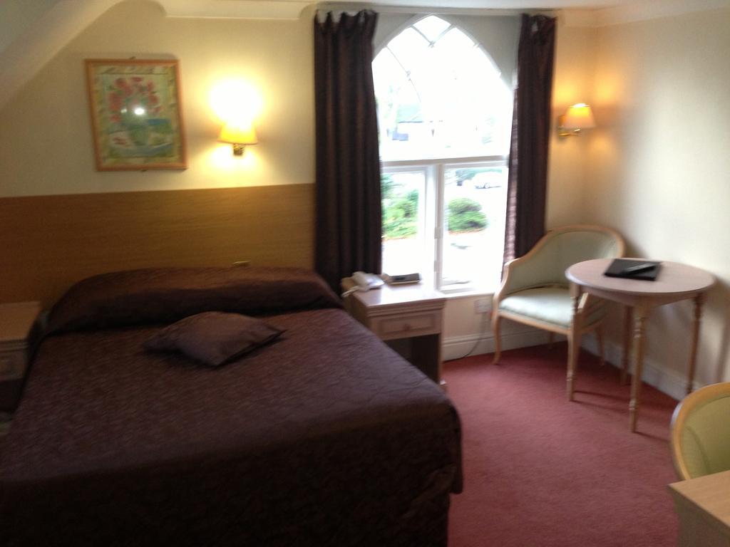 South Lodge Hotel Chelmsford Room photo